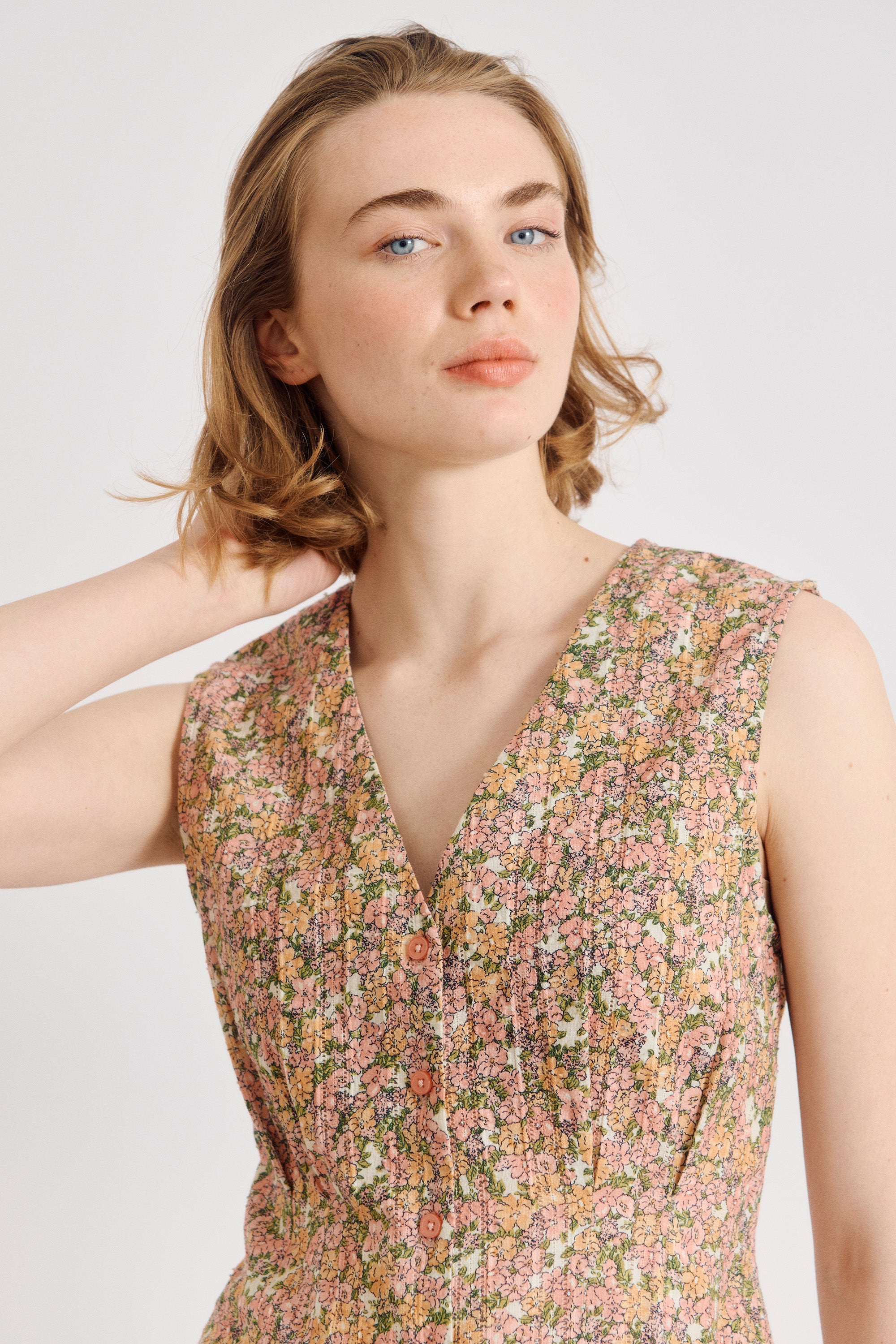 nué notes Sergovia Vest Vest 188 Peach Floral