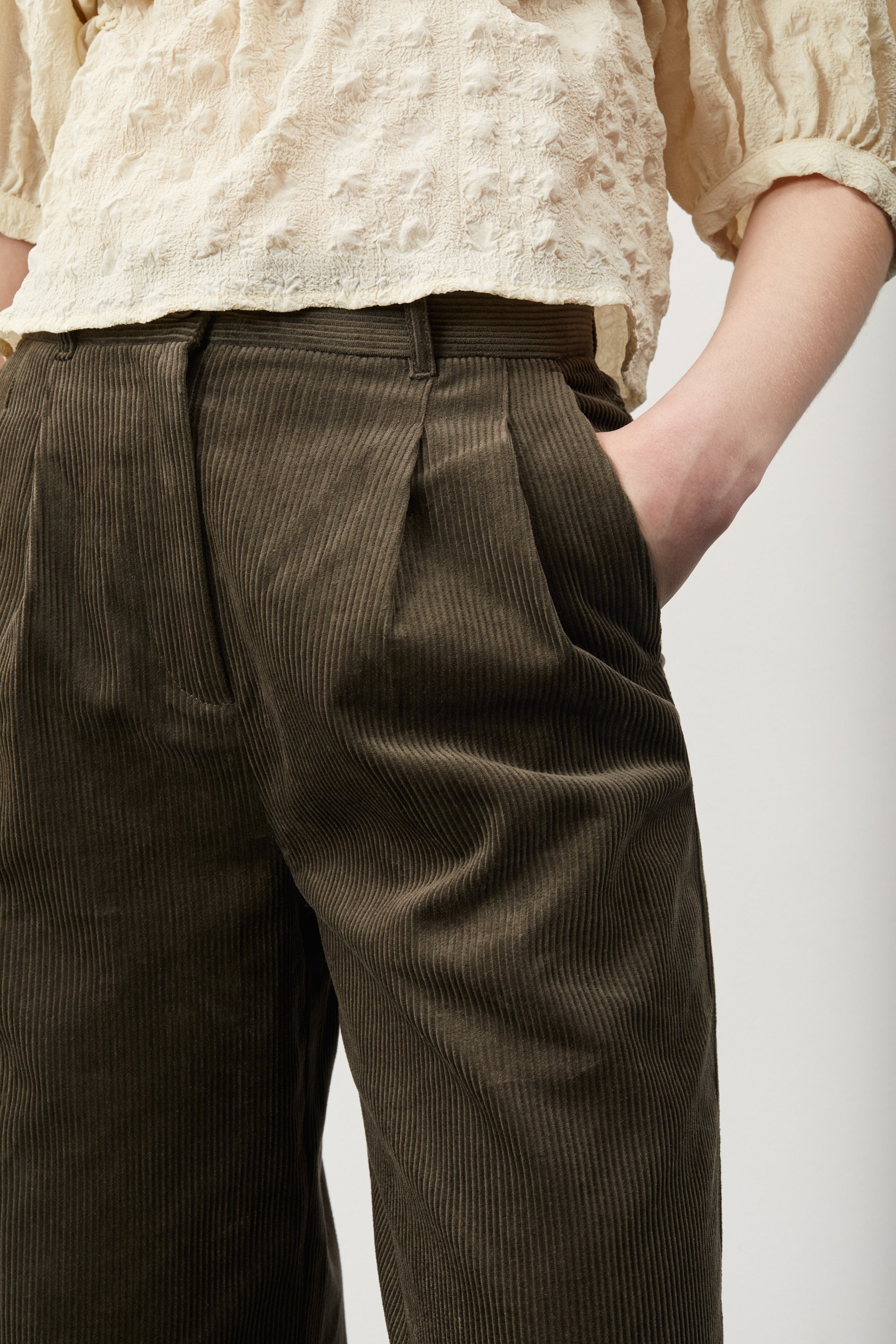 nué notes Gosta Pants - Dark Army 675 Dark Army